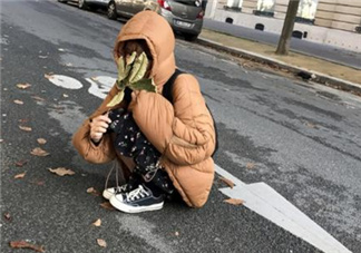 焦糖色羽絨服配什么顏色好看？焦糖色羽絨服搭配圖片