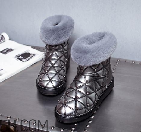 穿雪地靴要穿襪子嗎？雪地靴要光腳穿才保暖嗎？