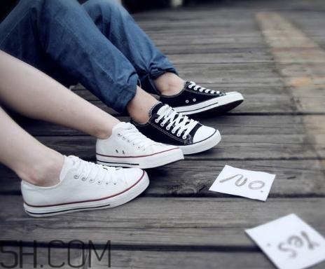 帆布鞋長(zhǎng)霉了怎么處理？帆布鞋發(fā)霉了怎么洗掉？