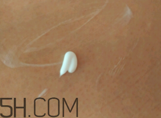 雅芳小黑裙香體乳怎么樣？雅芳小黑裙香體乳好用嗎？