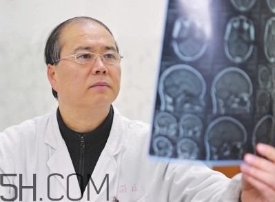 哪些原因可以導(dǎo)致腦死亡？腦死亡和植物人有什么區(qū)別