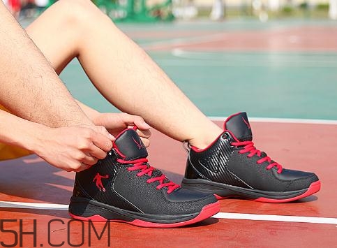 籃球鞋高幫好還是低幫好？籃球鞋高幫和低幫的區(qū)別