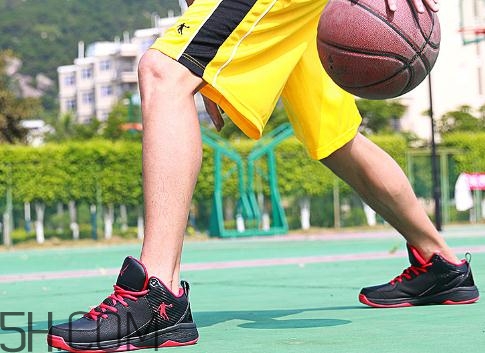 籃球鞋高幫好還是低幫好？籃球鞋高幫和低幫的區(qū)別