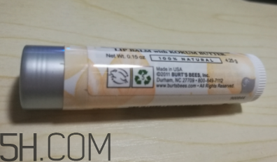 小蜜蜂細致修護唇膏很油嗎？夏天用合適嗎？