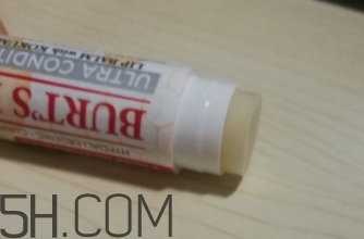 小蜜蜂細致修護唇膏很油嗎？夏天用合適嗎？
