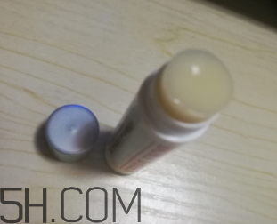 小蜜蜂細致修護唇膏很油嗎？夏天用合適嗎？