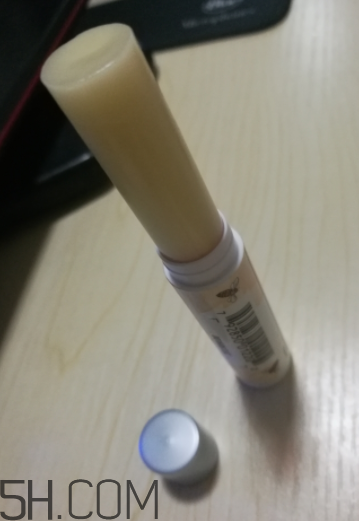 小蜜蜂細致修護唇膏很油嗎？夏天用合適嗎？