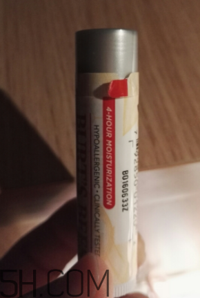 小蜜蜂細致修護唇膏很油嗎？夏天用合適嗎？