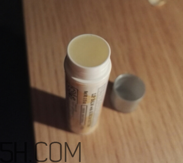 小蜜蜂細致修護唇膏很油嗎？夏天用合適嗎？