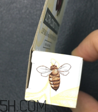 小蜜蜂細致修護唇膏很油嗎？夏天用合適嗎？