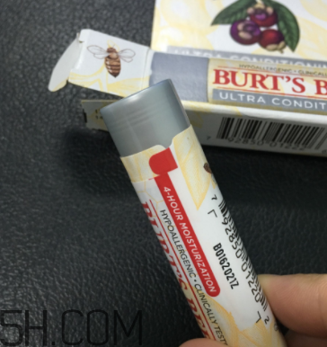 小蜜蜂細致修護唇膏很油嗎？夏天用合適嗎？