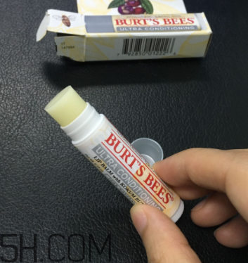 小蜜蜂細致修護唇膏很油嗎？夏天用合適嗎？