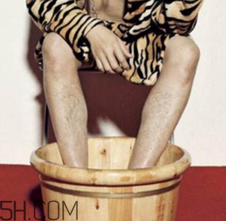 精索靜脈曲張可以穿牛仔褲嗎？精索靜脈曲張可以泡腳嗎？