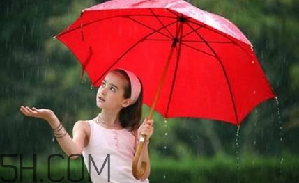 女生說(shuō)記得帶傘什么意思？女生說(shuō)雨傘什么意思？