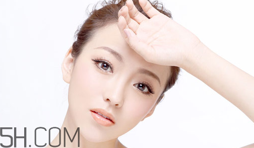 雅詩(shī)蘭黛眼霜適合多大年齡用？雅詩(shī)蘭黛和蘭蔻的眼霜哪個(gè)好？