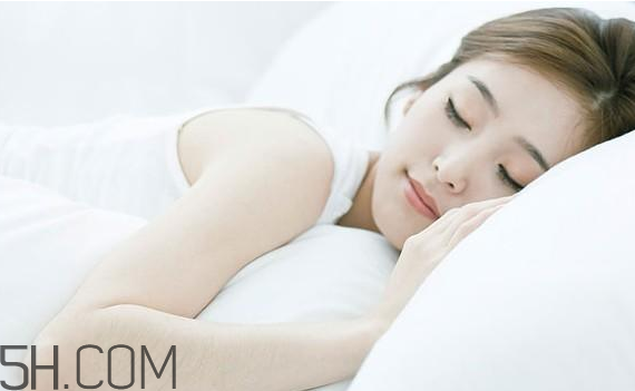 敷睡眠面膜臉刺痛怎么回事？閉口粉刺可以用面膜嗎？