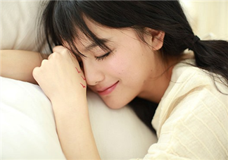 敷睡眠面膜臉刺痛怎么回事？閉口粉刺可以用面膜嗎？