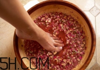 用什么泡腳比較好？艾葉泡腳還是紅花泡腳？