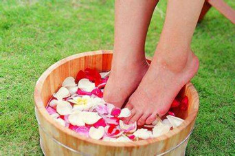 用什么泡腳比較好？艾葉泡腳還是紅花泡腳？