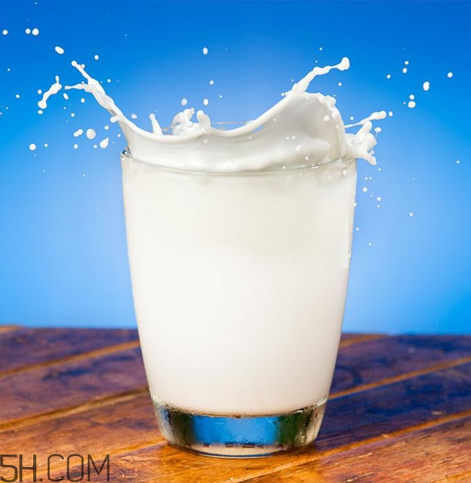 酸奶什么時候喝最好？睡前喝酸奶好還是牛奶好？