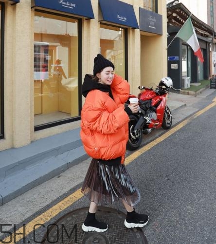 棉服配裙子好看嗎？棉衣配什么裙子好？