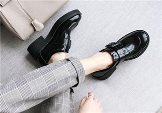 新皮鞋前面擠腳怎么辦？新鞋子磨腳后跟怎么辦？