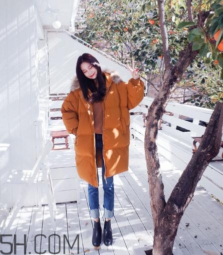 焦糖色棉襖配什么內(nèi)搭？焦糖色棉服搭配圖片