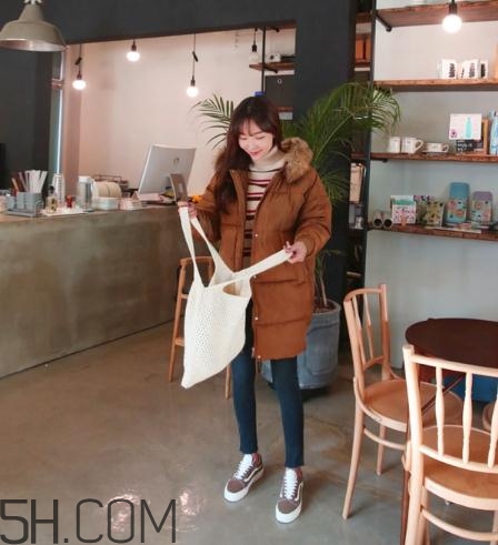 焦糖色棉襖配什么內(nèi)搭？焦糖色棉服搭配圖片
