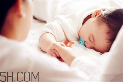 冬天空調(diào)開多少度比較適合嬰兒？嬰兒發(fā)燒可以開空調(diào)嗎？