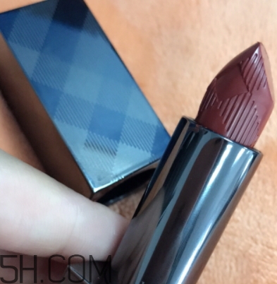burberry口紅97和93哪個(gè)好看？burberry巴寶莉97和93對(duì)比
