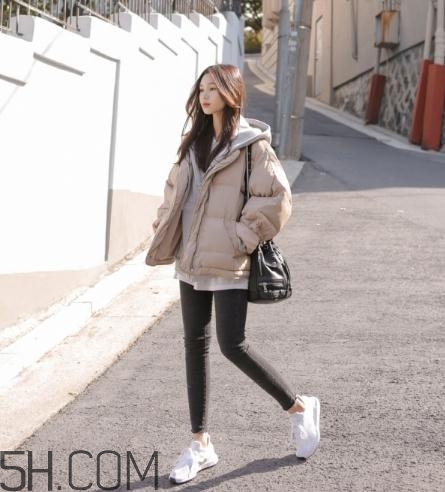 米色羽絨服怎么搭配？米色羽絨服搭配圖片