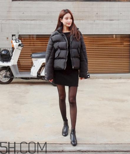 黑色羽絨服配什么顏色毛衣？黑色羽絨服搭配毛衣圖片