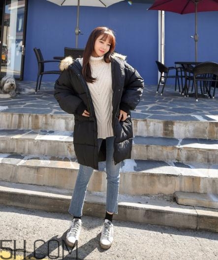 黑色羽絨服配什么顏色毛衣？黑色羽絨服搭配毛衣圖片