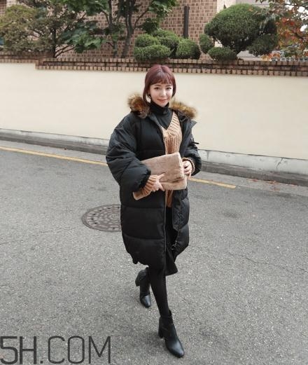 黑色羽絨服配什么顏色毛衣？黑色羽絨服搭配毛衣圖片