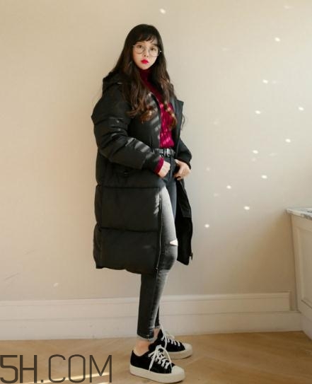 黑色羽絨服配什么顏色毛衣？黑色羽絨服搭配毛衣圖片