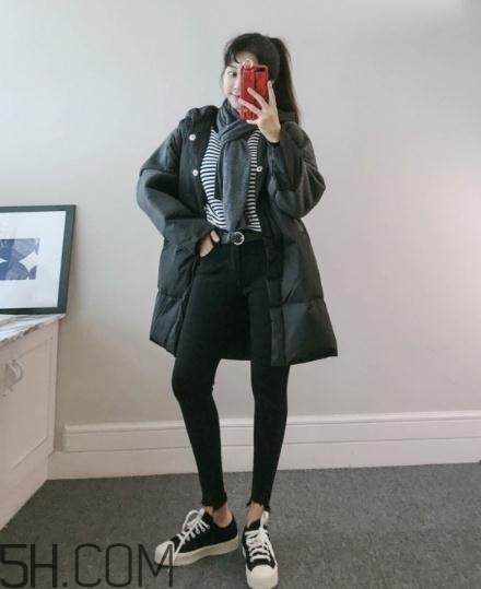 黑色羽絨服配什么顏色毛衣？黑色羽絨服搭配毛衣圖片