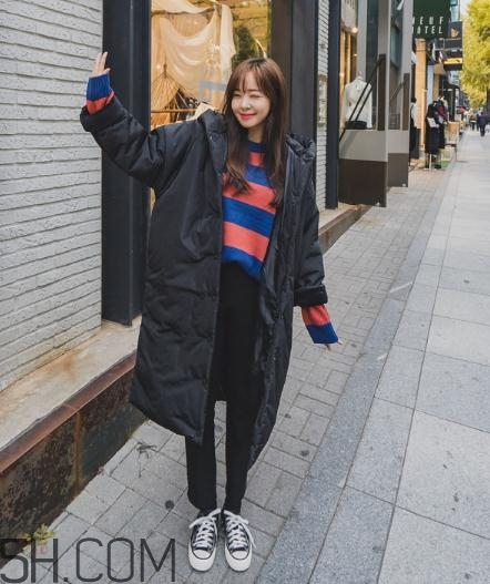 黑色羽絨服配什么顏色毛衣？黑色羽絨服搭配毛衣圖片