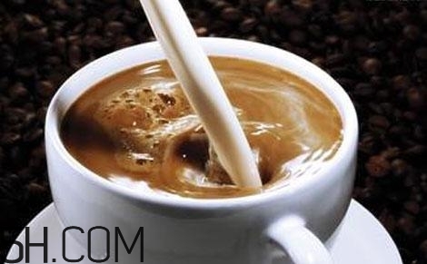 牛奶和咖啡可以混在一起喝嗎？怎么混合牛奶和咖啡？