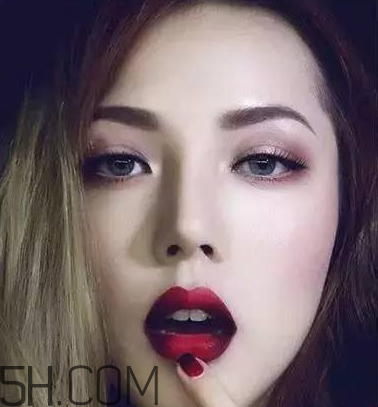 反咬唇妝是什么樣的？染唇妝和咬唇妝的區(qū)別