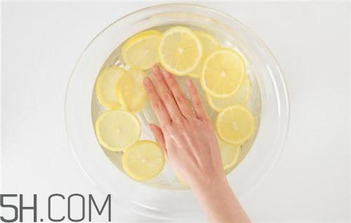 用檸檬水洗臉可以嗎？檸檬水洗臉的功效是什么呢？
