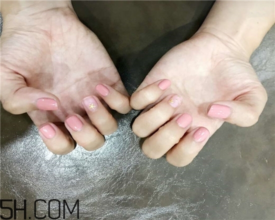 什么牌子指甲油好用？2018清新美甲圖片最新款