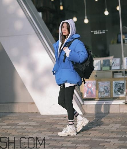 藍(lán)色棉襖配什么褲子？藍(lán)色棉服搭配褲子圖片