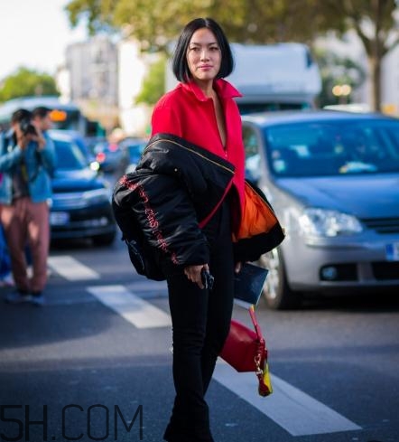 黑色飛行夾克怎么搭配？黑色飛行員夾克搭配女