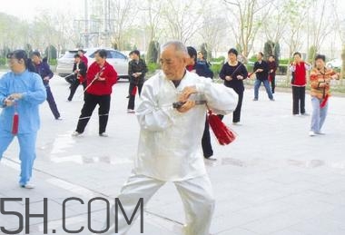 冬季應(yīng)該怎么晨練？冬季晨練的注意事項有哪些？