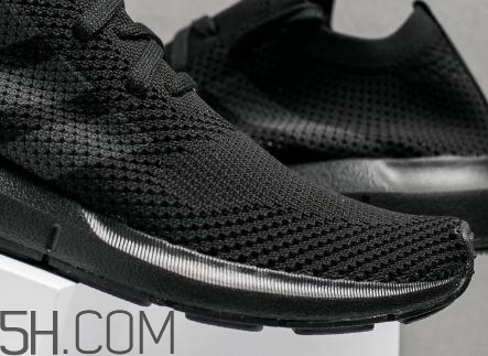 adidas swift run triple black配色在哪買(mǎi)_多少錢(qián)？