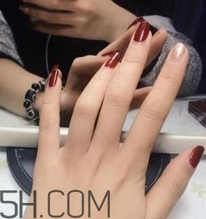 冬天美甲適合什么顏色？純色美甲跳色款式搭配圖