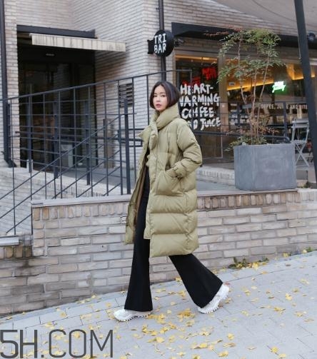 喇叭褲搭配羽絨服好看嗎？喇叭褲搭配羽絨服圖片