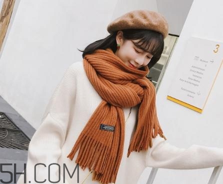 焦糖色圍巾配什么顏色衣服？焦糖色圍巾搭配圖片
