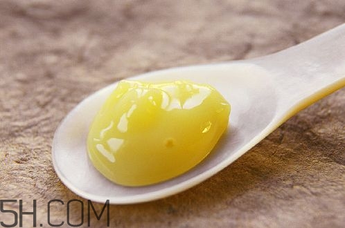 蜂王漿的營(yíng)養(yǎng)成分有哪些？怎么辨別真假蜂王漿？