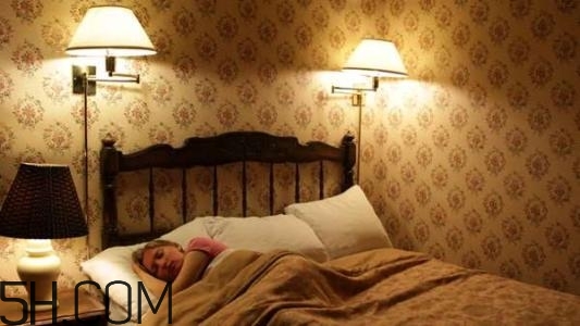 睡覺不關(guān)燈的危害有哪些？如何正確的睡個(gè)美容覺？